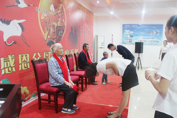 向父母敬茶 向父母敬茶